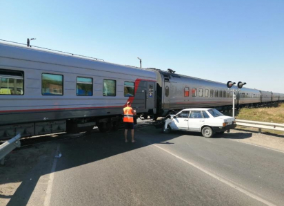 Автомобиль столкнулся с поездом на въезде в Цимлянск  