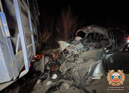 Смертельное ДТП под Цимлянском: легковушка врезалась в стоящий КамАЗ