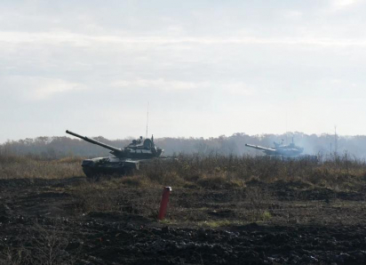 На учебном полигоне прошли занятия по вождению танков