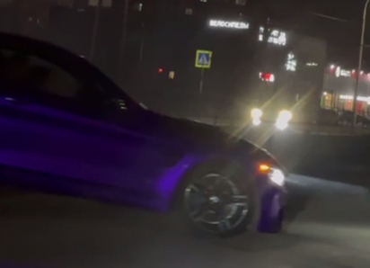 В Волгодонске гонщик на машине без номеров устроил дрифт и заезд на газон после траурных мероприятий памяти сбитых Гапизовым девушек