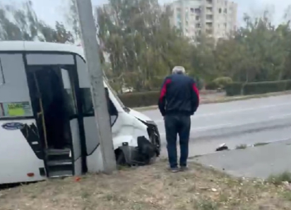Маршрутное такси врезалось в столб в центре Волгодонска, пострадали люди