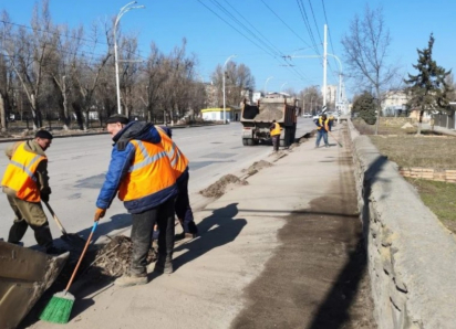 Их благодарят редко, но ругают часто: кто на самом деле делает Волгодонск уютным