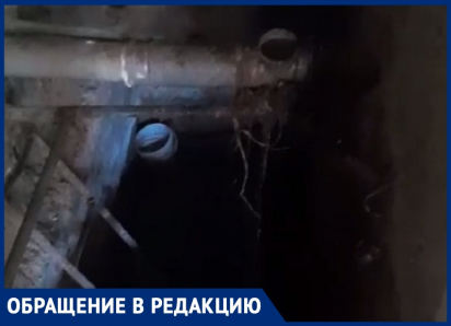 «Дом скоро рухнет»: вода размывает фундамент МКД на улице Химиков