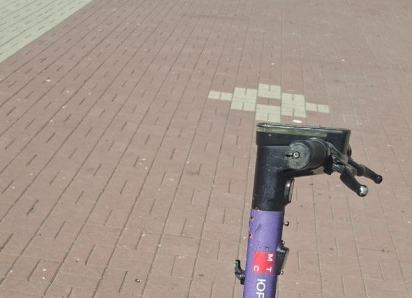 Сервис проката «Юрент» прекратил работу в Волгодонске и оставил после себя брошенный самокат 