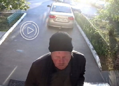 «Скручивает головки цветам, пытается проникнуть в дома»: пугающие слухи о странном мужчине распространяются в Волгодонске 