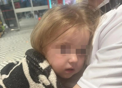 Родители найдены: стало известно, как двухлетняя малышка оказалась ночью одна на улице 
