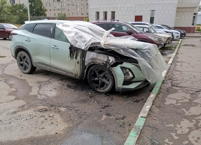 В микрорайоне В-9 на глазах у людей сгорел дорогой кроссовер