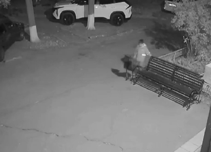 Группировка малолетних хулиганов разгромили мусорные урны на улице Горького