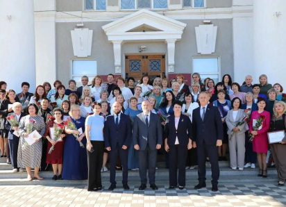Глава Волгодонска наградил 25 педагогов в преддверии Дня учителя