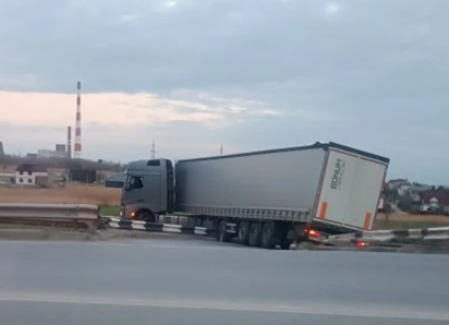 Уникальное ДТП: «раскоряченная» фура перпендикулярно перекрыла заезд на путепровод в Волгодонске