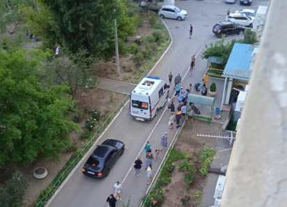 Огромное дерево рухнуло на детскую площадку в Волгодонске, пострадали взрослые и дети, - очевидцы 