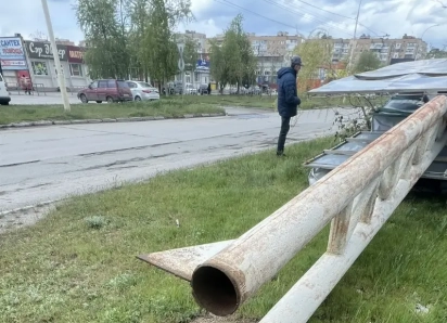   Огромный рекламный щит рухнул от сильного ветра на улице Королёва в Волгодонске