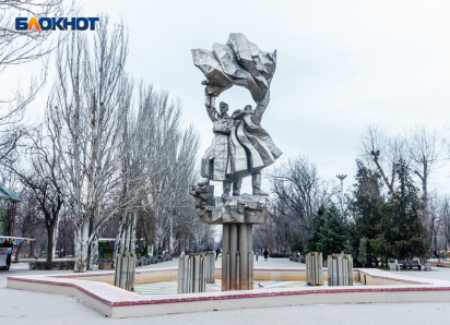 Где в Волгодонске солдаты стоят на обломках свастики