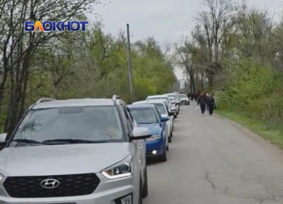 На Радоницу на старом кладбище Волгодонска образовалась километровая пробка из-за наплыва посетителей