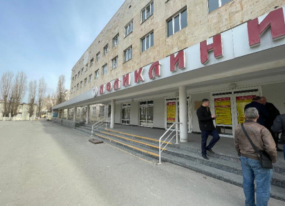 Ремонт в стенах поликлиники на Энтузиастов планируют завершить осенью