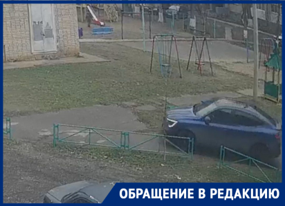 «Куда написать, чтобы наши дети гуляли на детской площадке в безопасности?»: жители улицы 30 лет Победы жалуются на автохамов