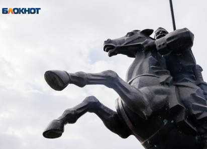 Генерал-великан на маленьком коне: как и за чей счет в Волгодонске появился памятник Якову Бакланову