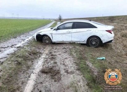 На трассе Волгодонск – Зимовники автомобиль слетел с дороги