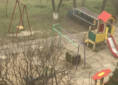  «Военный ящик» на детской площадке на рядом с гимназией «Юнона» вызвал страх у родителей