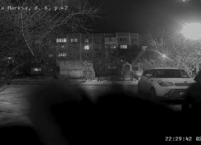 Дети с ножом разбили домофон и проткнули надувную елку: ночные вандалы ужаснули жителей с улицы Карла Маркса 