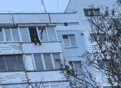 «На 9 этаже присел на подоконник, посучил ногами и громко закричал»: странный мужчина ужаснул волгодонцев