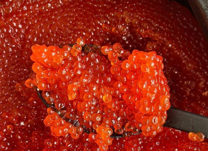 Икра красная и черная, крабы, креветки и рыба: за морскими деликатесами к Новому году приглашает «Берег Вкуса»