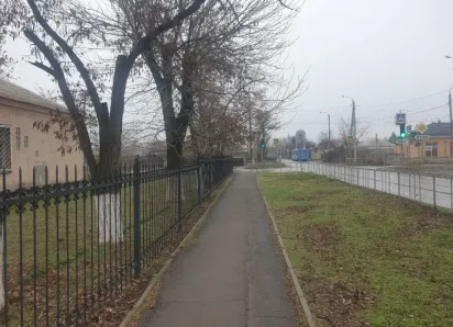 Бил кулаками, пинал и таскал за волосы: неизвестный напал на улице и избил двух школьниц в Волгодонске