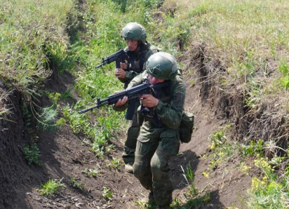 Новобранцы Южного военного округа отработали штурм окопов в ходе интенсивной подготовки