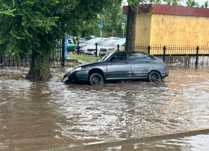 В Волгодонске автомобиль с детьми во время шторма провалился в ливневую канализацию напротив администрации города