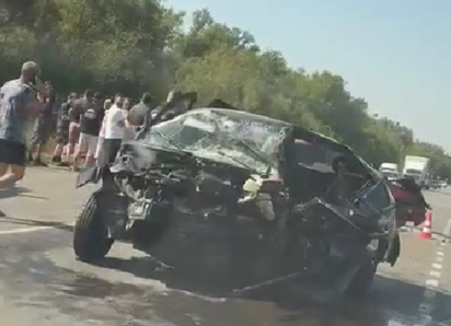 Четыре машины разбиты в хлам: жуткое ДТП произошло на ростовской трассе под Волгодонском
