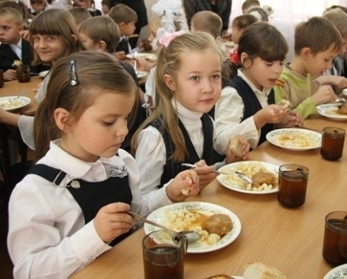 Удержать рост цен в школьных столовых и детских садах Волгодонска удалось за счет гречки, сыра и выпечки
