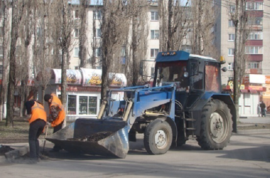 «Почему четверо рабочих лопатами кидают в ковш грязь? Мы что в 17 веке живем?» – депутаты волгодонской Думы раскритиковали уборку дорог