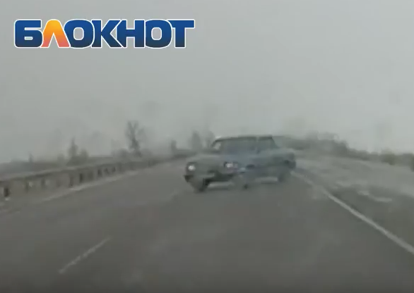 Опасный маневр водителя «Волги» на обледенелой трассе Ростов-Волгодонск попал на видео