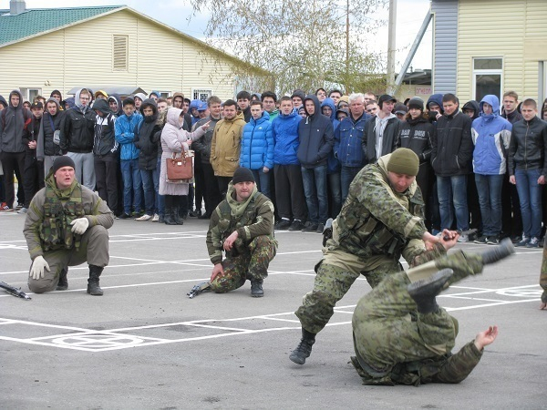 Потенциальным призывникам из Волгодонска показали приемы спецназа и способ уборки солдатской койки