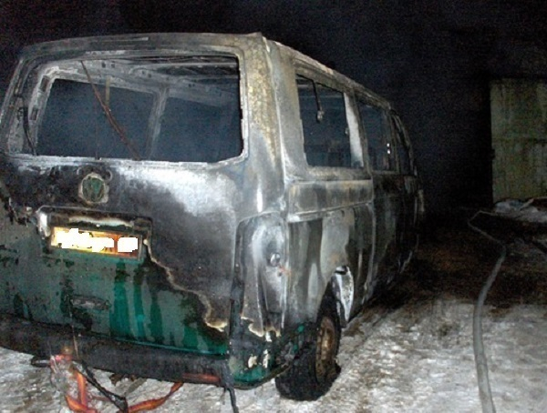 В Волгодонске ночью сгорел микроавтобус «Фольксваген»
