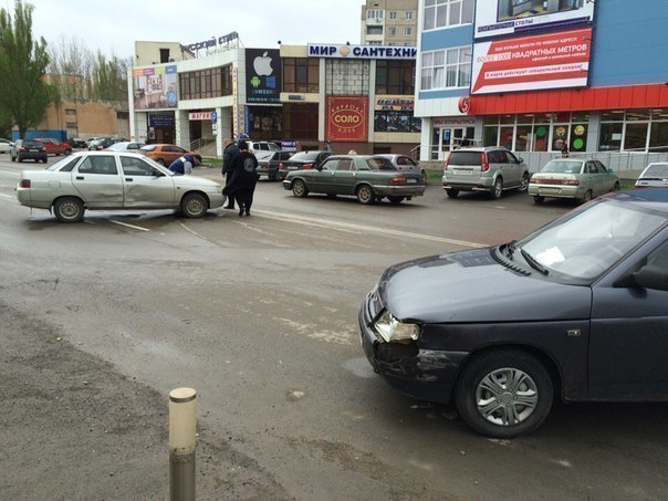 В Волгодонске две «десятки» столкнулись возле «Русского стиля»