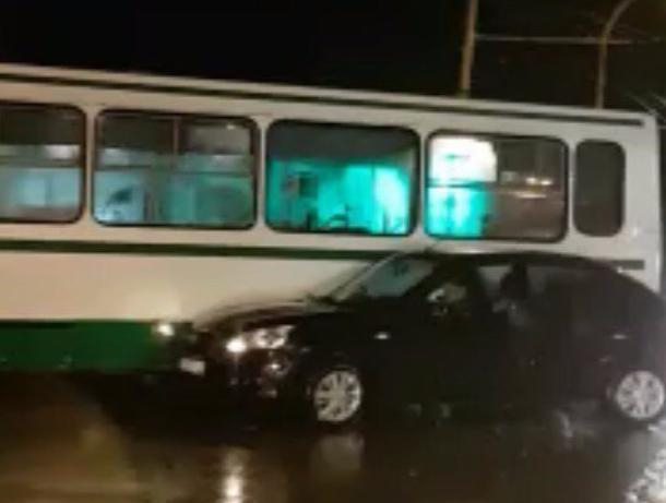 Пассажирский автобус развернуло на пересечении улиц Энтузиастов и Гагарина, после столкновения с черным «ВАЗом»