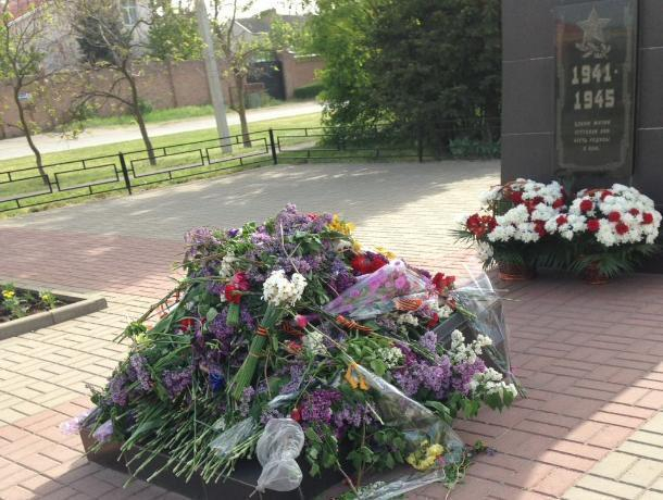 Захоронение солдат ВОВ в Старосолёновской жители Волгодонска усыпали живыми цветами
