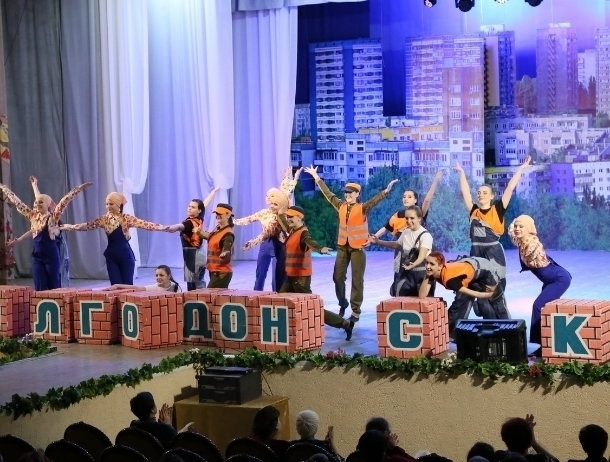 В честь профессионального праздника для коммунальщиков Волгодонска подготовили большую концертную программу