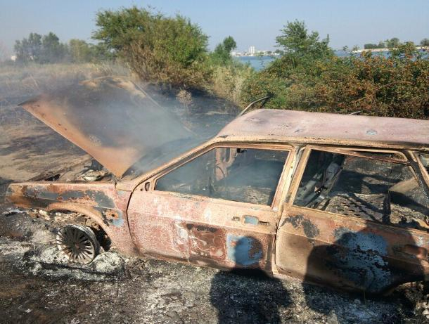 Сгоревшую дотла «девятку» на берегу Цимлянского водохранилища обнаружили в Волгодонске
