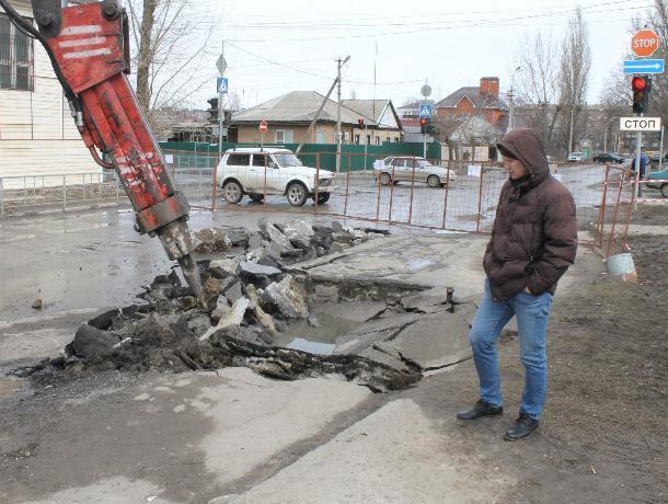 В Волгодонске разрыли полдороги в поиске утечки фекалий в месте провала пассажирского автобуса