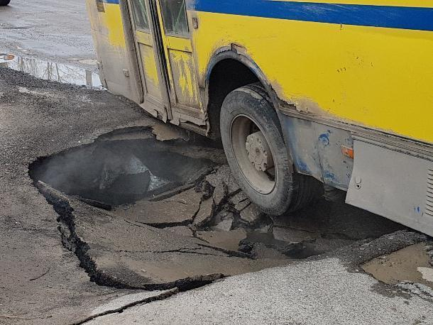 В Волгодонске из-за порыва трубы под рейсовым автобусом провалился асфальт