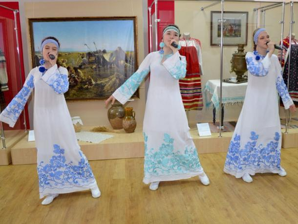 В Волгодонске представили уникальную коллекцию русского национального костюма
