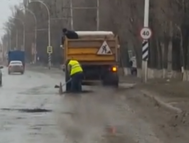 Дождь и гололед не остановили подрядную организацию от выполнения ямочного ремонта в Волгодонске
