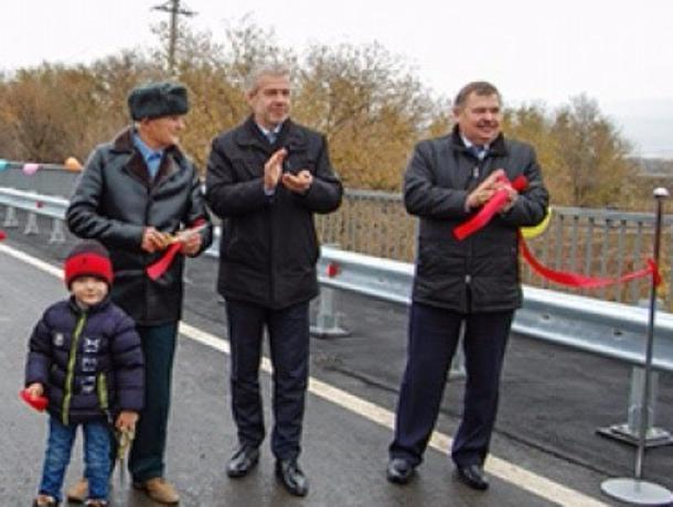 Обещавший Волгодонску третий мост Андрей Иванов торжественно открыл мост через реку Сал за 82 миллиона