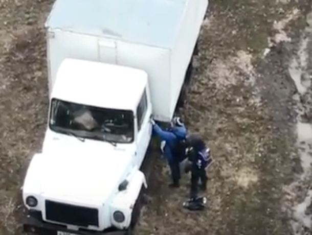 8-летние хулиганы попали на видео при попытке вскрыть грузовик в Волгодонске