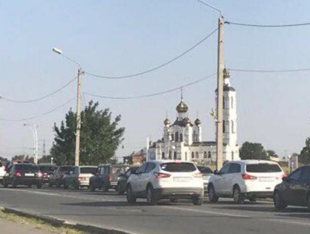 Начавшие ремонт путепровода в пятничный час-пик дорожники устроили автоколлапс в Волгодонске