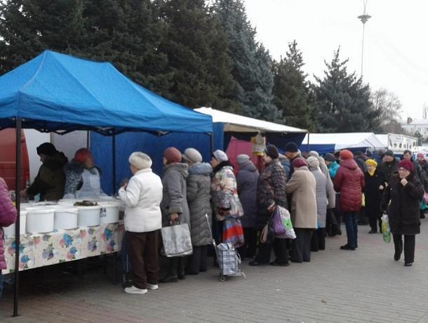 Более 150 производителей, несмотря на холодную погоду и снег, приехали в Волгодонск на последнюю осеннюю ярмарку