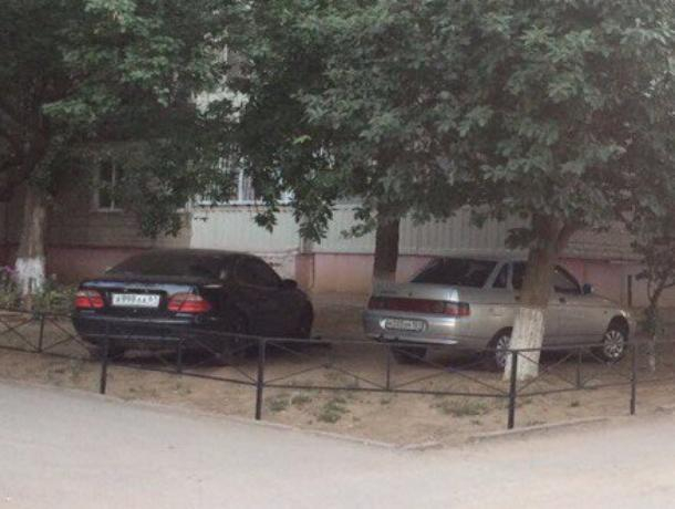 Замуровали демоны: автомобили на газоне дома на проспекте Мира в Волгодонске заблокировали декоративным забором