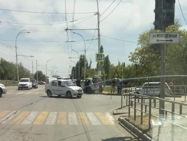 В Волгодонске после ДТП на перекрестке водитель врезался в ограждение